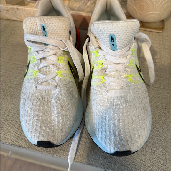 Woman’s nike react sneaker - Picture 4 of 6